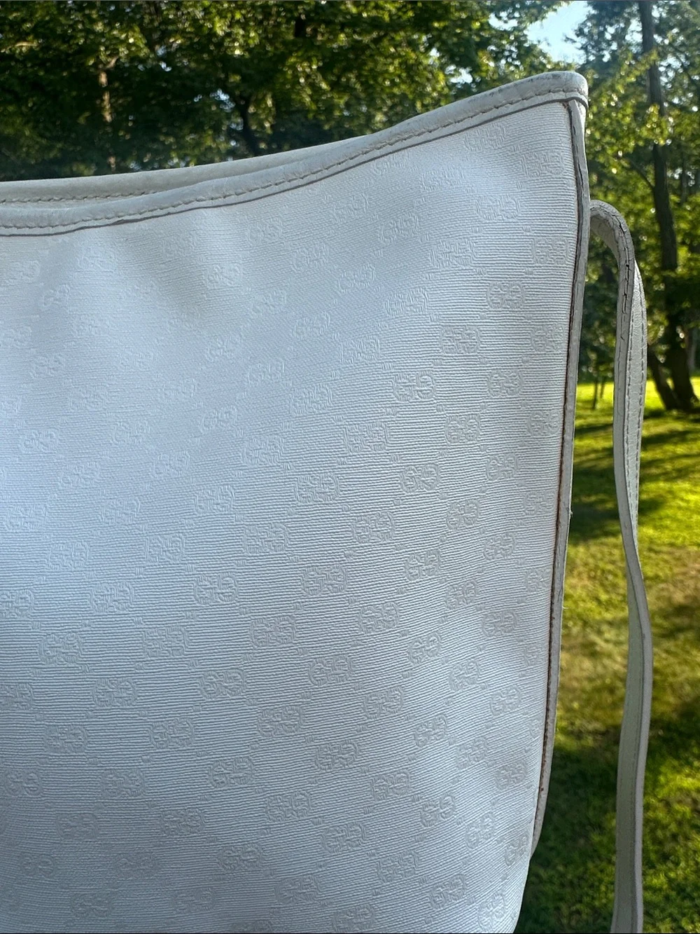 Gucci White Crossbody Bucket Bag